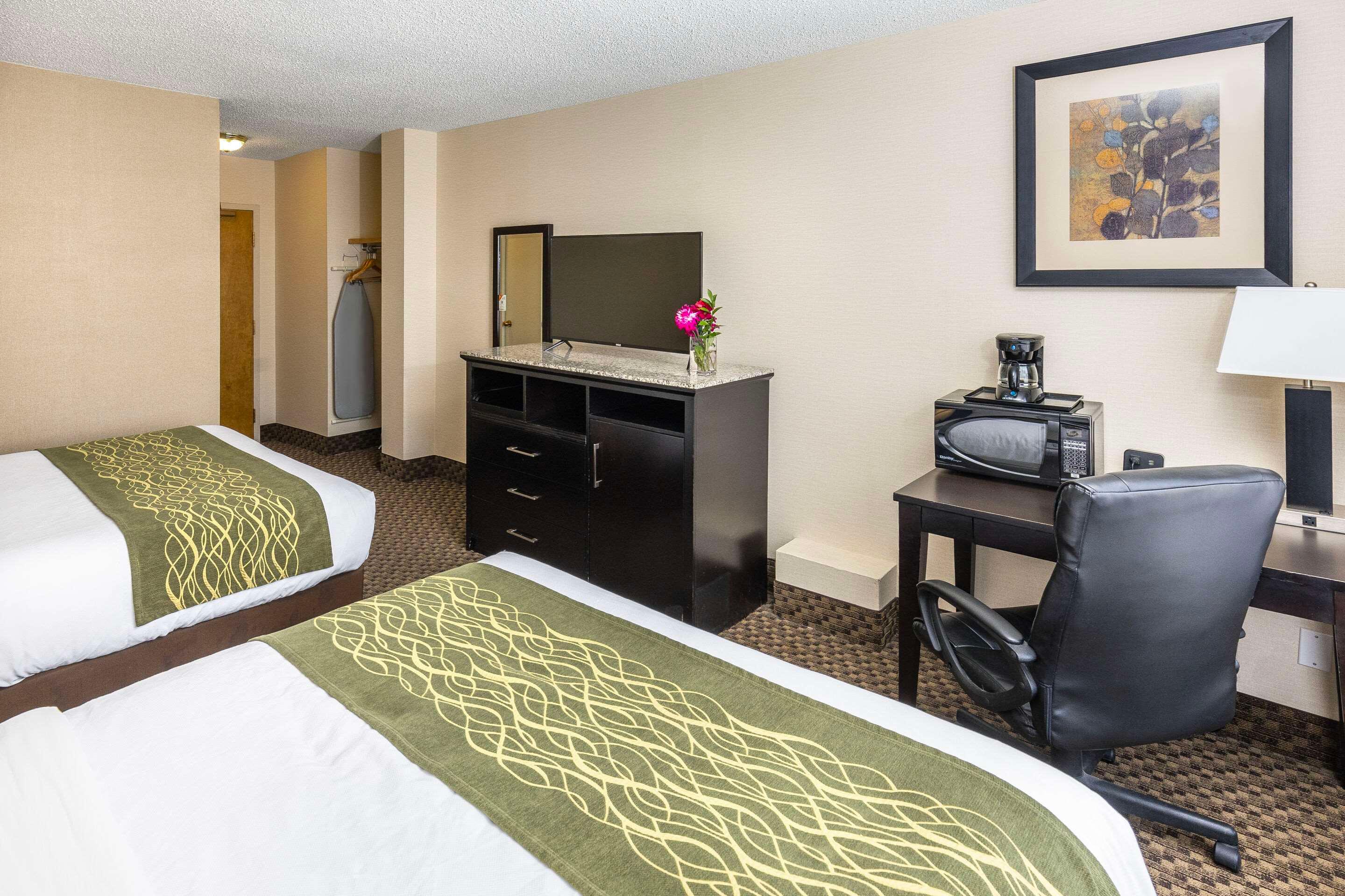 Upgrade, 2 Queen Beds, Comfort Inn & Suites Edmonton Downtown 5/6