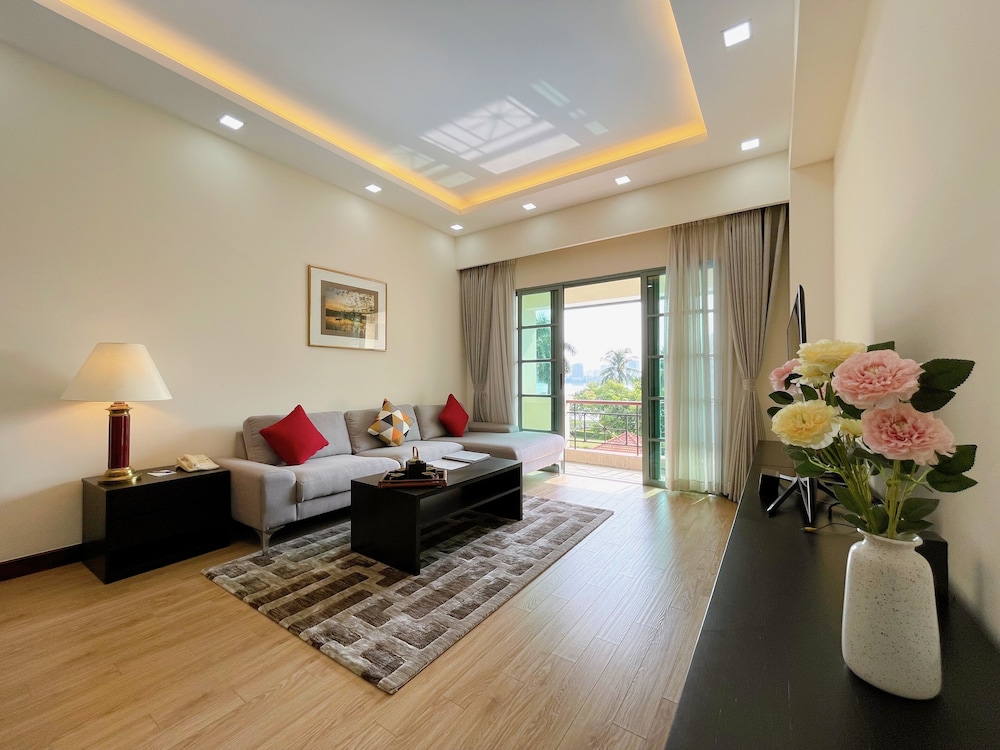 Diamond Westlake Suites 11/50