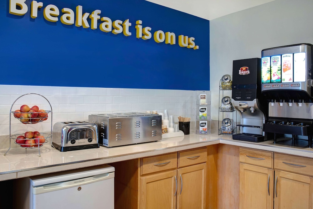 Days Inn by Wyndham Whitecourt 12/53