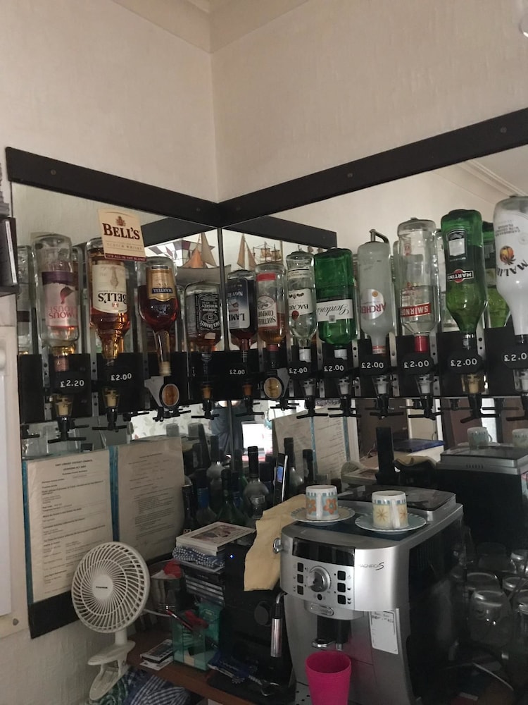 Lyndsay Guest House 28/50