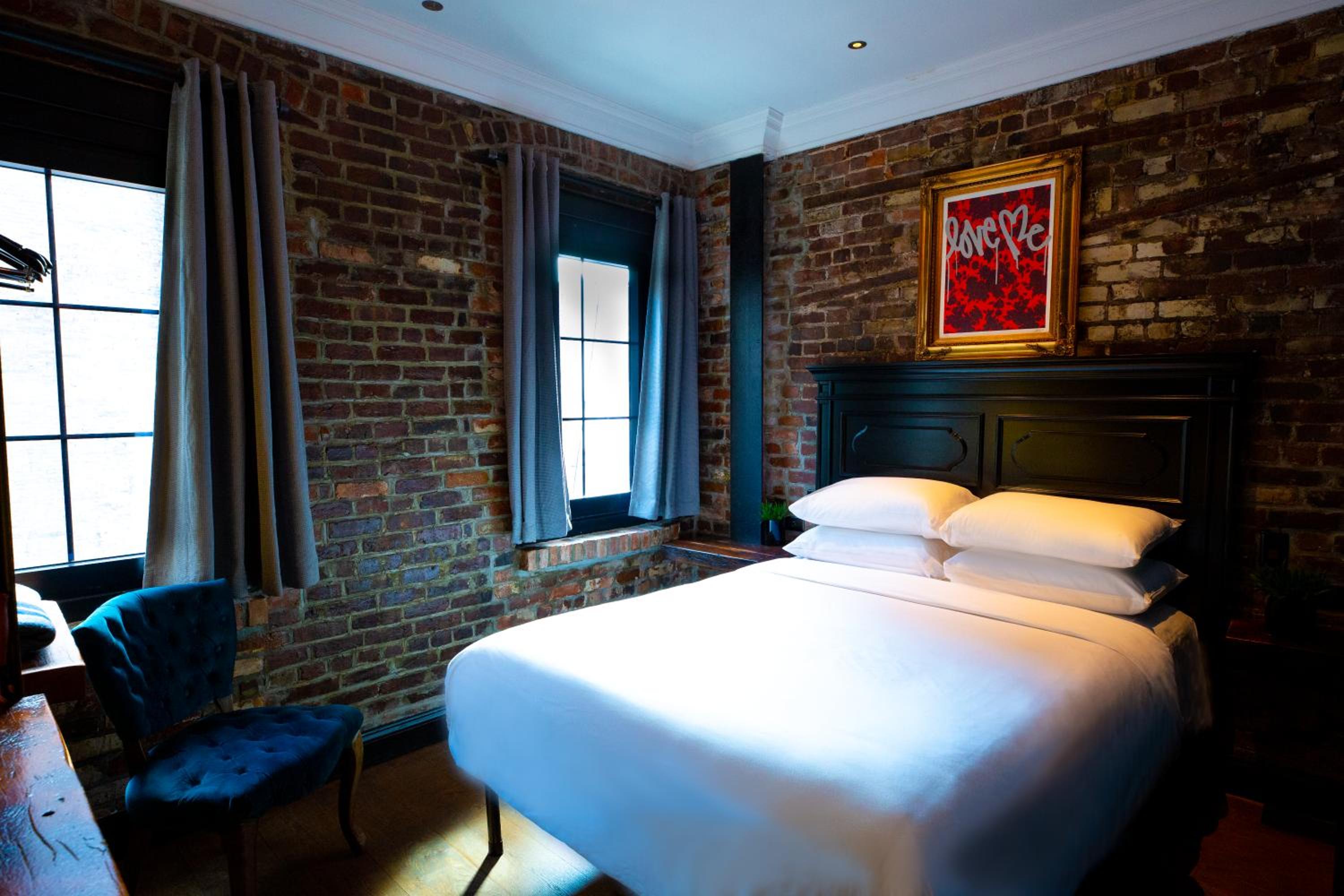 PREMIUM, QUEEN BED