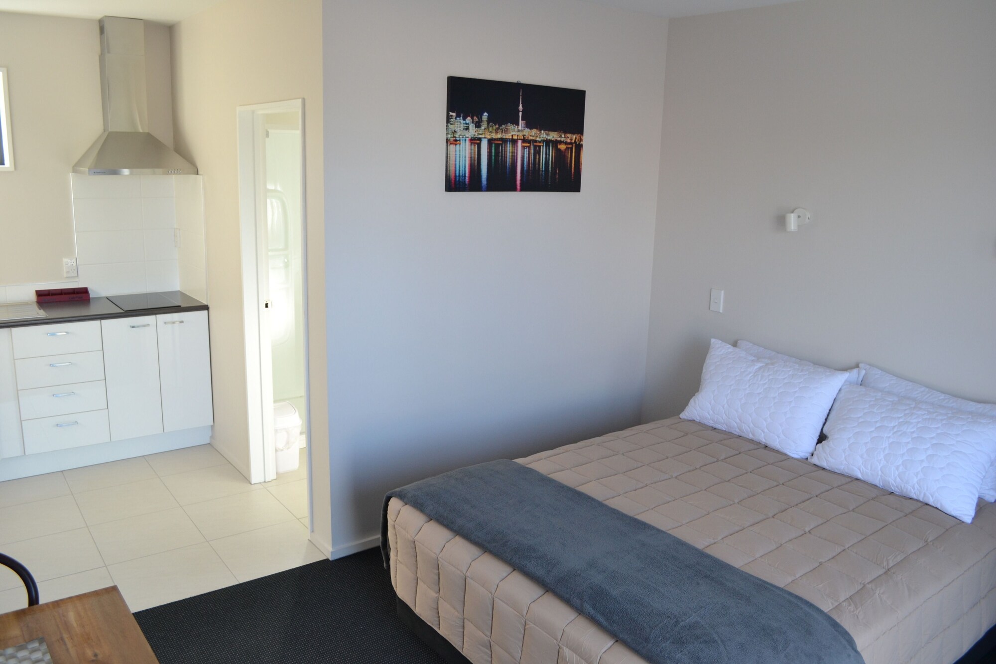 STUDIO, QUEEN BED