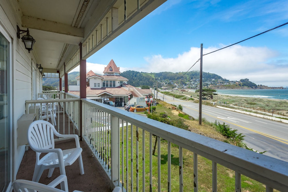Pacifica Beach Hotel 33/56