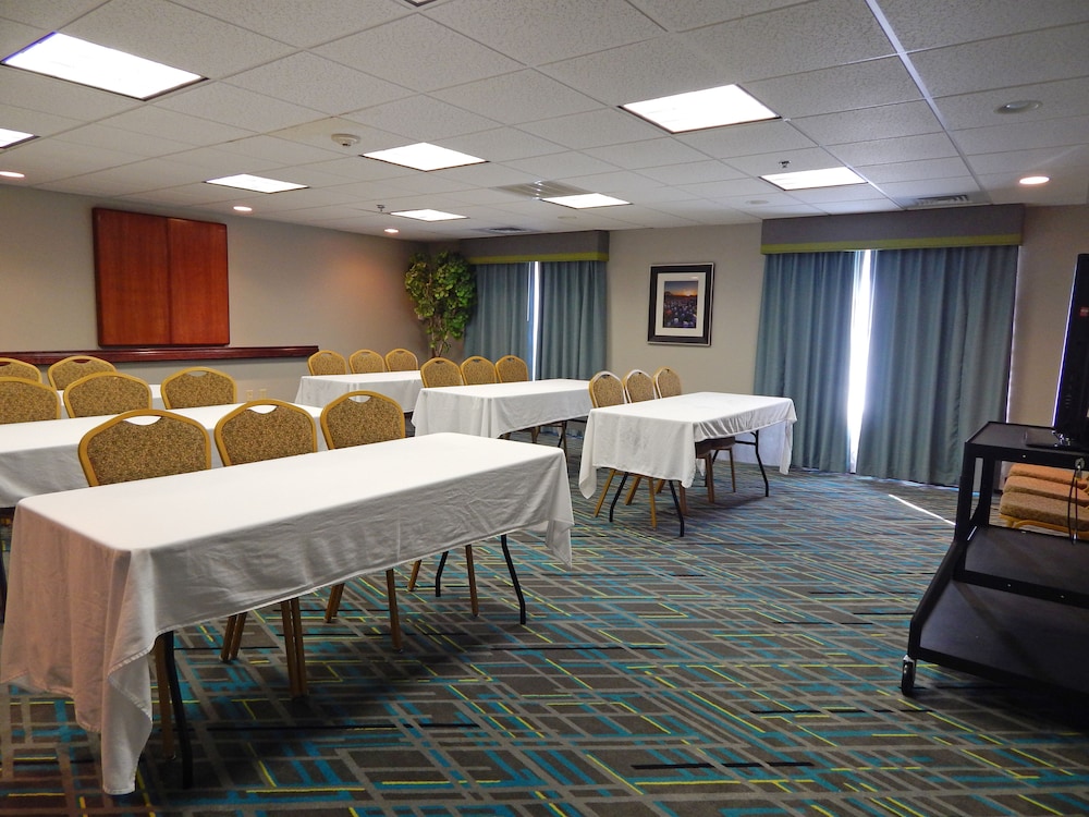 Ramada by Wyndham Burkburnett / Wichita Falls 59/65