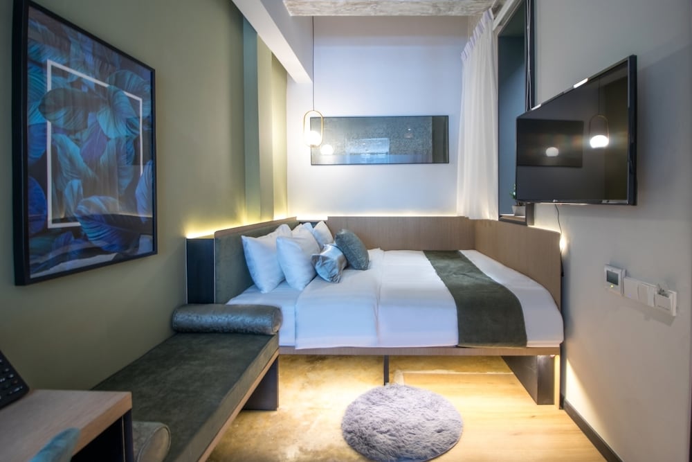 DELUXE, KING BED