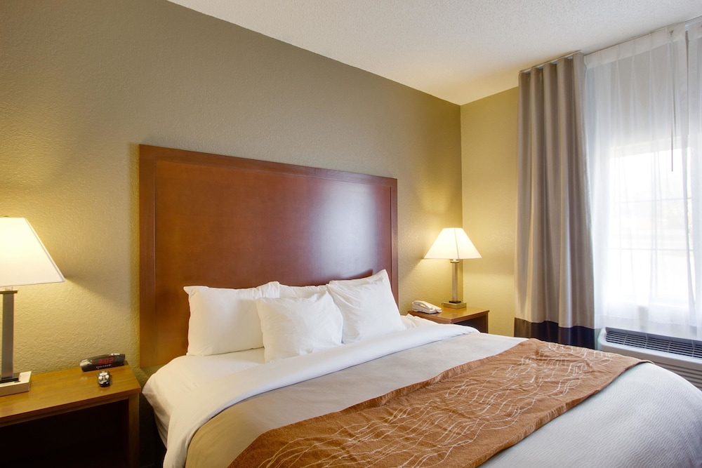 Comfort Inn & Suites Bellevue - Omaha Offutt AFB 8/42
