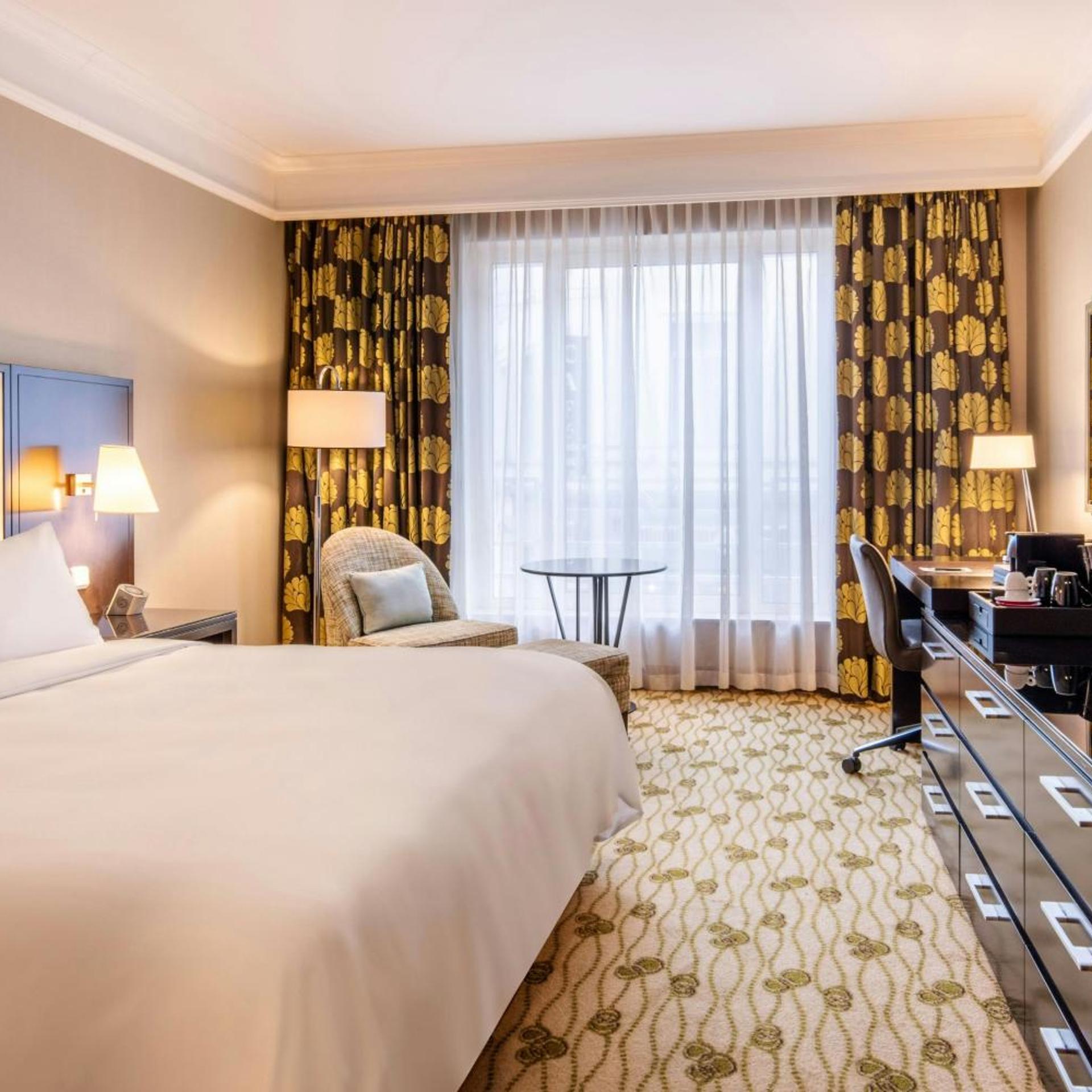 Club, King Bed, Queen Bed