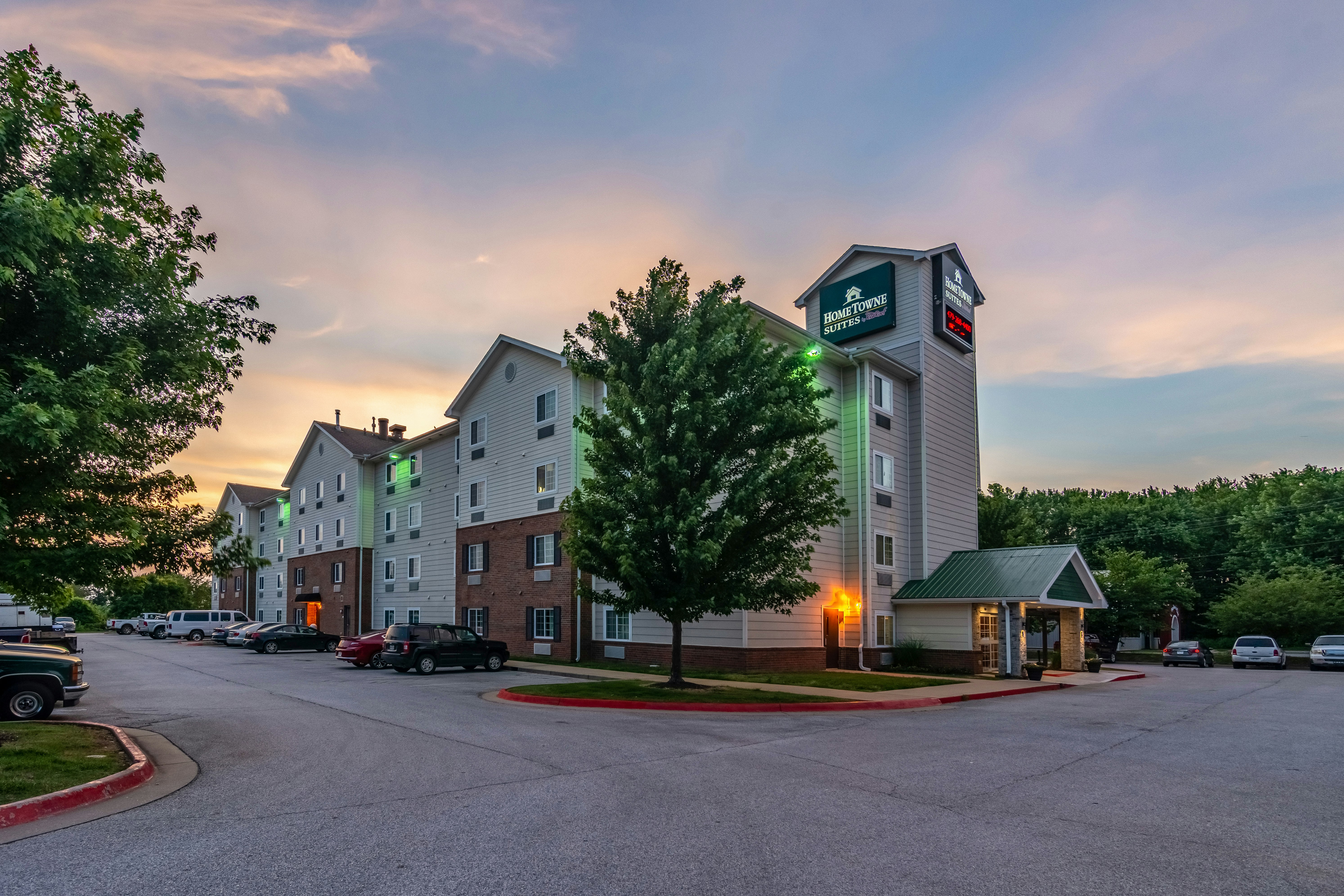 HomeTowne Studios & Suites Bentonville 13/14