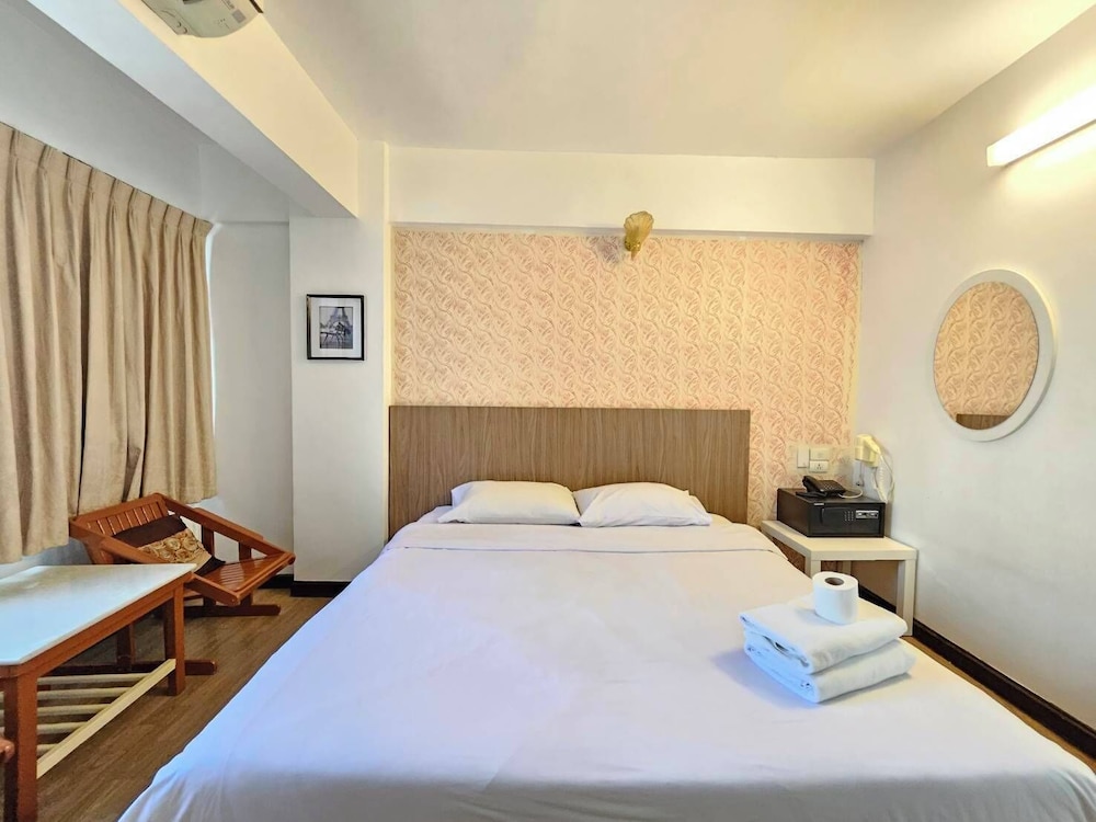 OYO 299 Crown BTS Nana Hotel 20/43