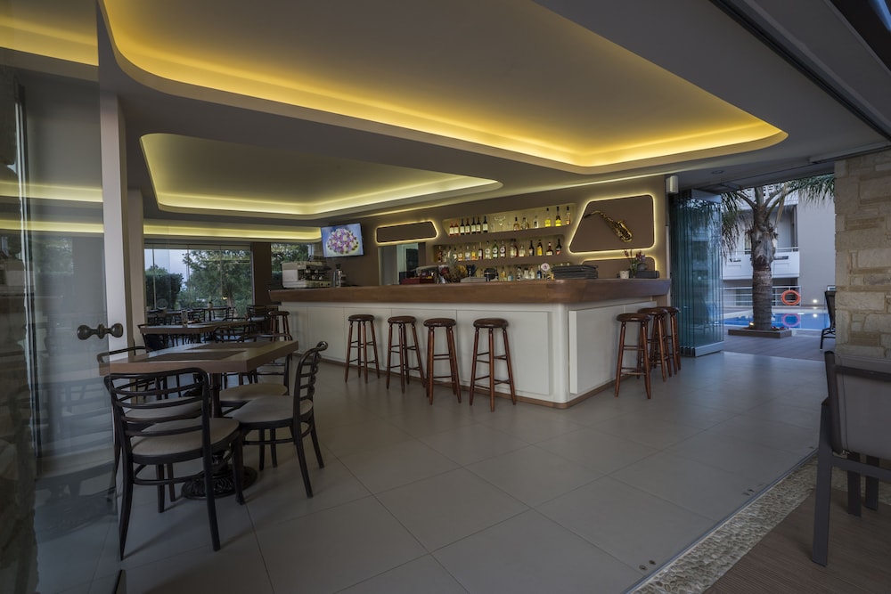 Golden Bay Suites 52/67
