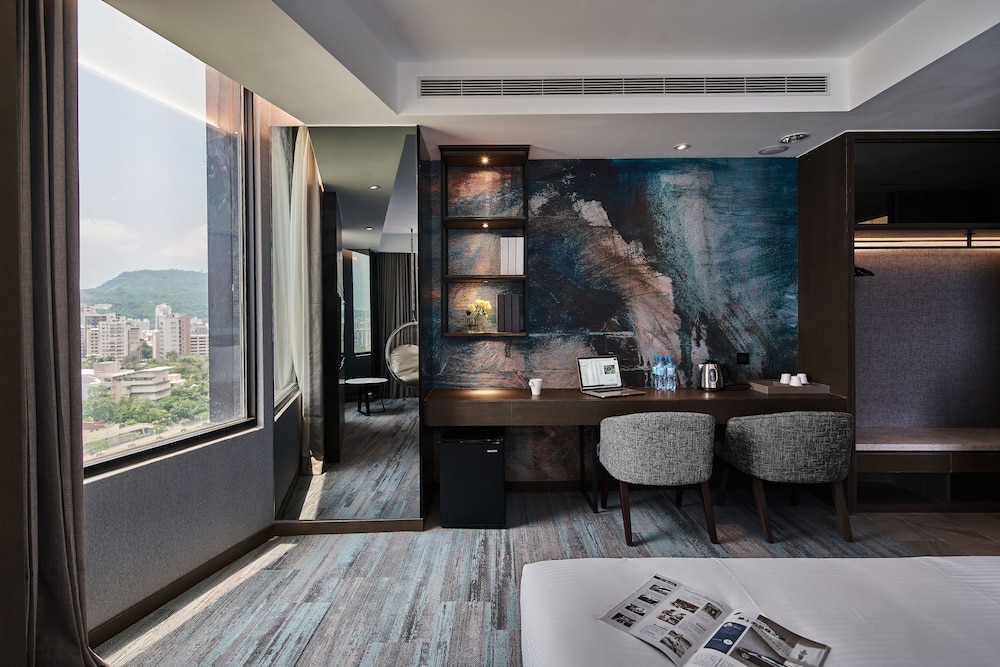 HARBOUR 10 HOTEL 48/69