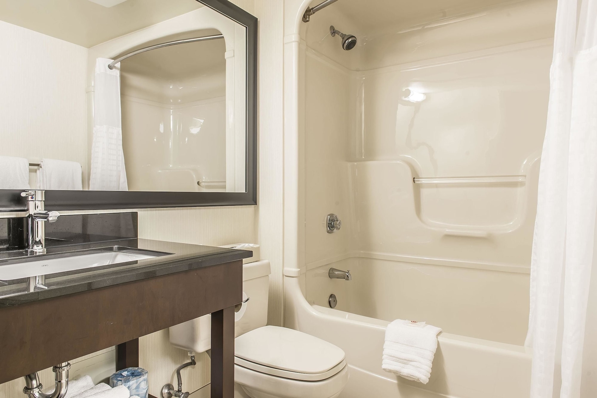 غرفة ديلوكس بسريرين مزدوجين في الطابق الأرضي، Comfort Inn Sept Iles QC 2/2