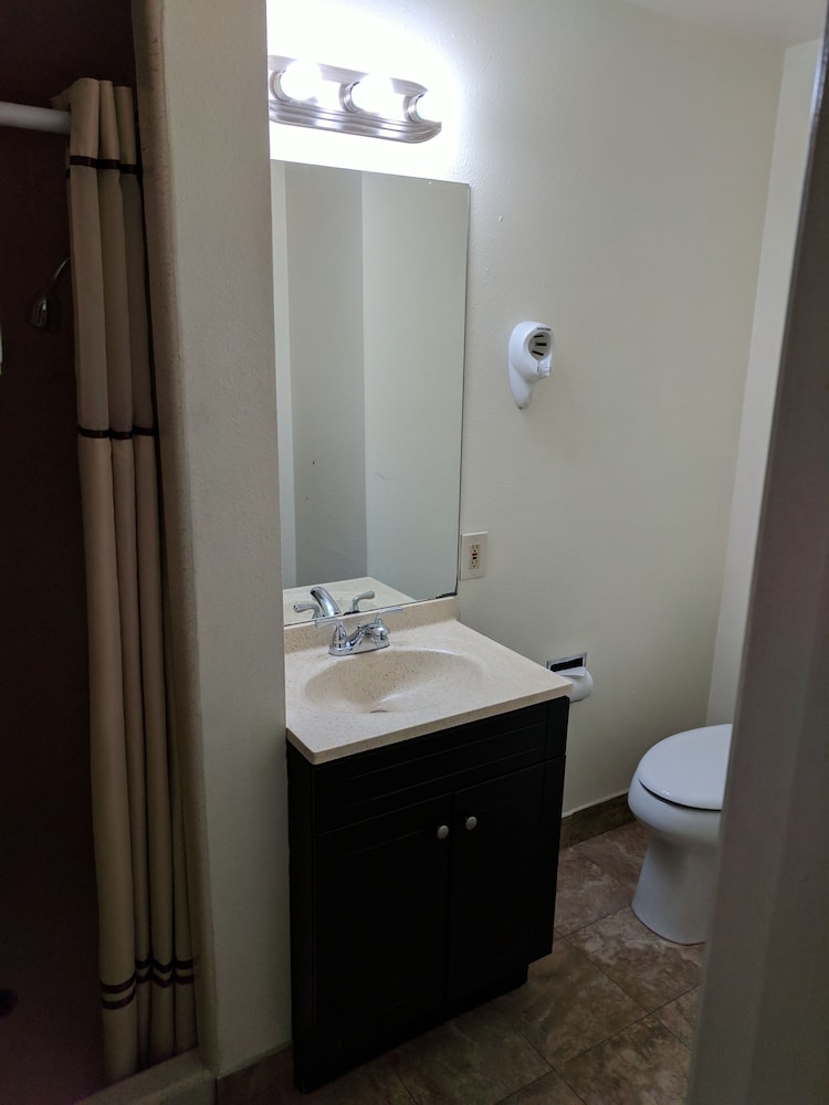 La Hacienda Motel 29/65