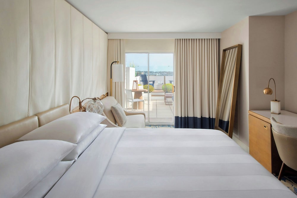 Room, King Bed, Water View, Balcony
