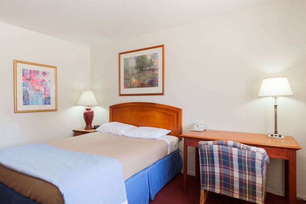 Days Inn by Wyndham Castaic Six Flags Magic Mountain 9/15