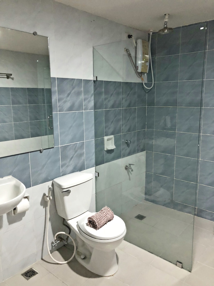 Ninong's Hotel 15/41