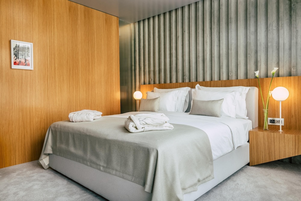 DELUXE, DOUBLE BED