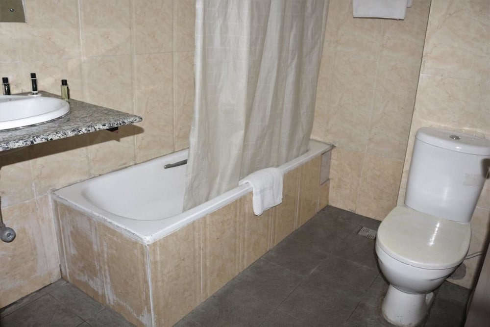 Royal Charlin Hotel And Suites 22/24