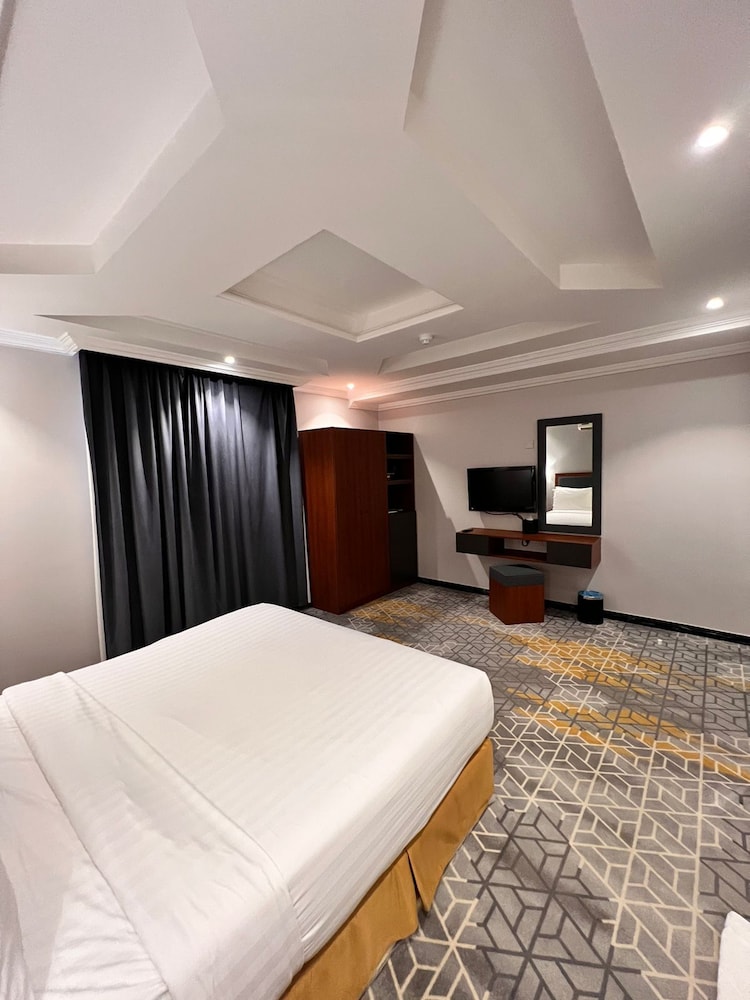2 Bedrooms, Family Suite, Twin Beds, King Bed, City View