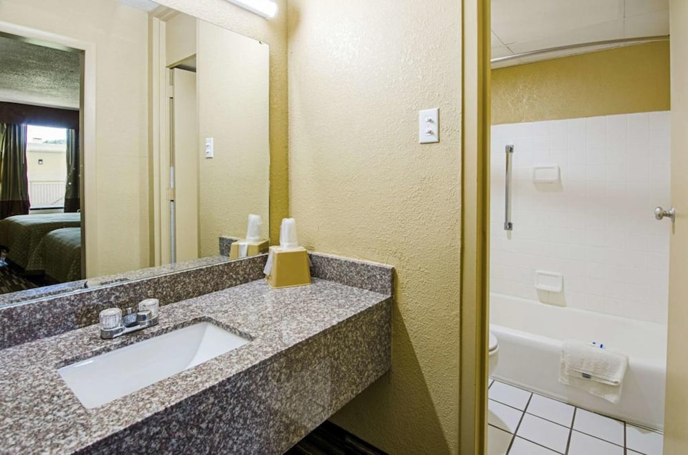Travel Inn Bristol Near State Street (ex Rodeway Inn) 6/24