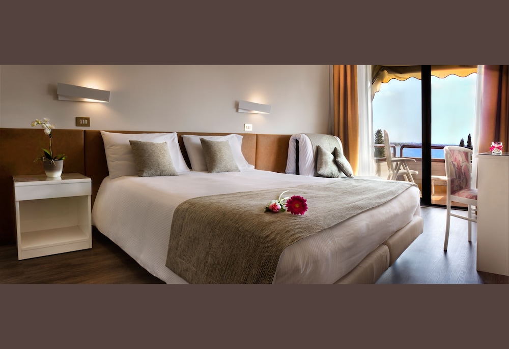 COMFORT, DOUBLE OR TWIN BED, LAKE VIEW, BALCONY
