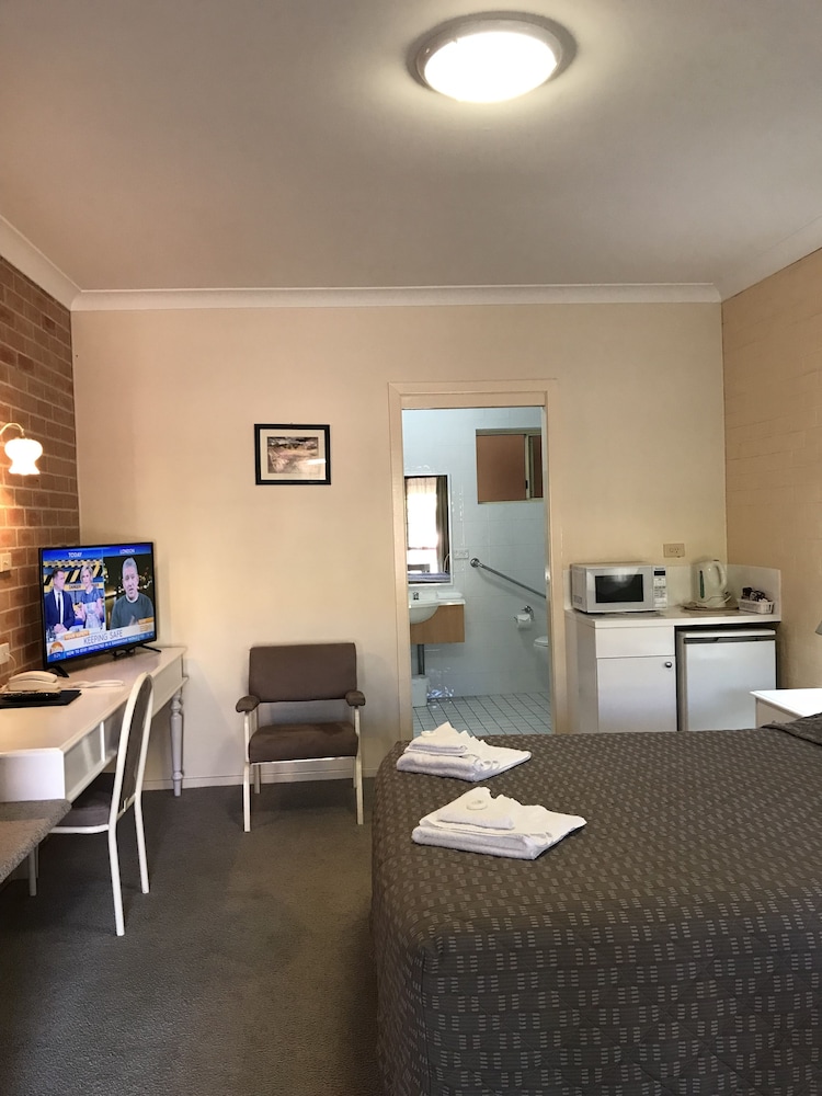 Country Gardens Motor Inn 25/33