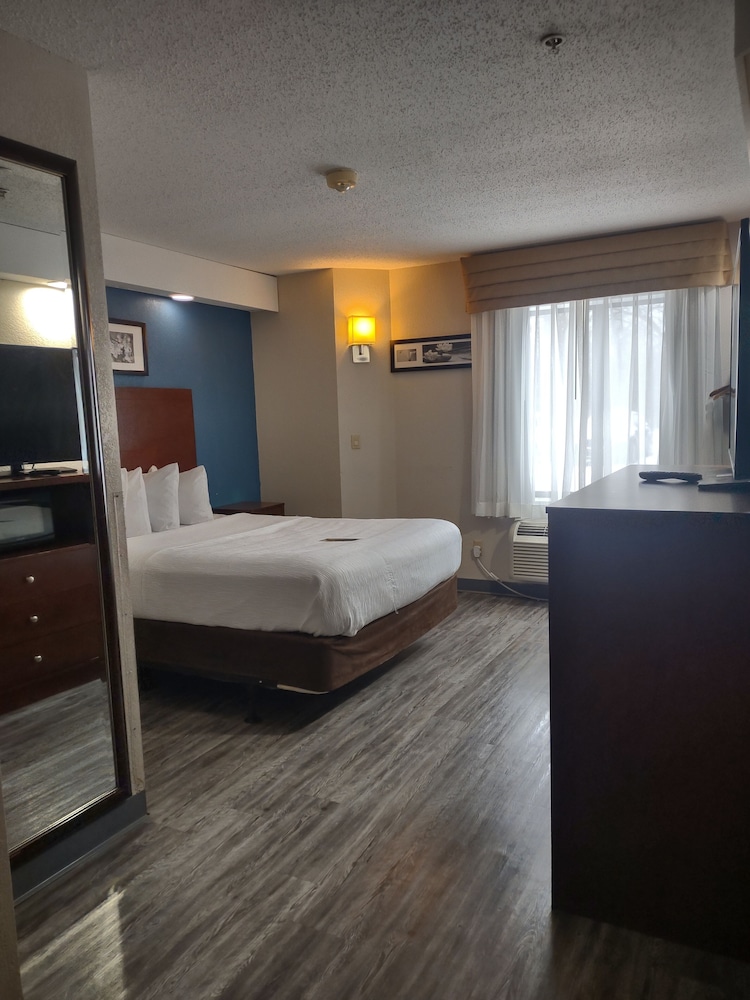 Baymont By Wyndham Flat Rock 6/49