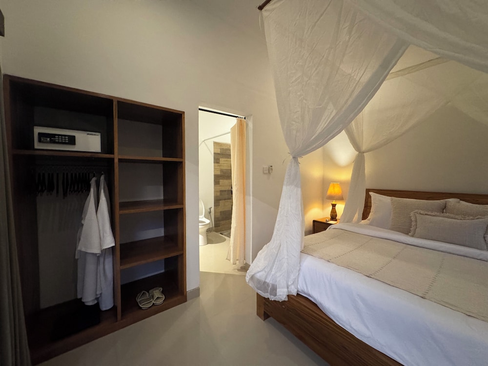 Basic, Queen Bed