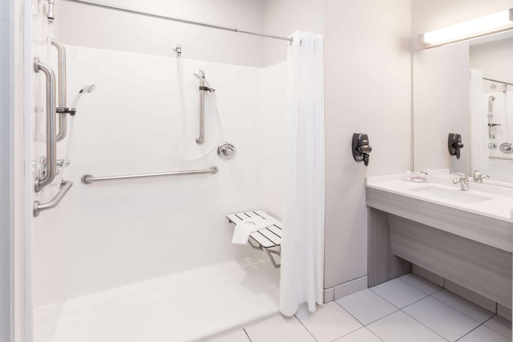 Microtel Inn And Suites By Wyndham West Fargo 16/28