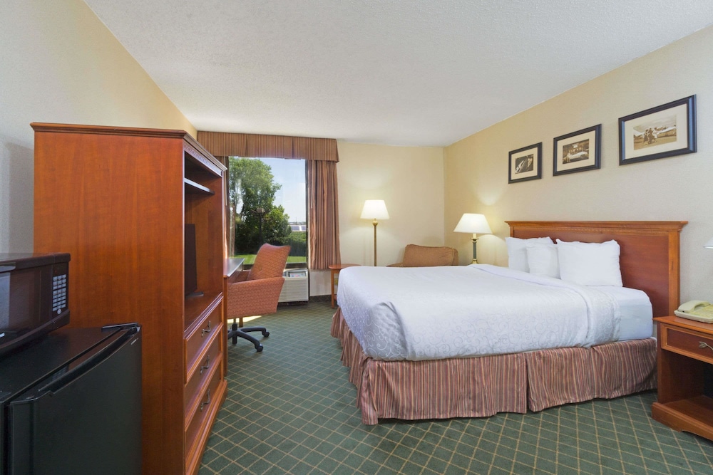 Days Inn by Wyndham Columbus Airport 17/37