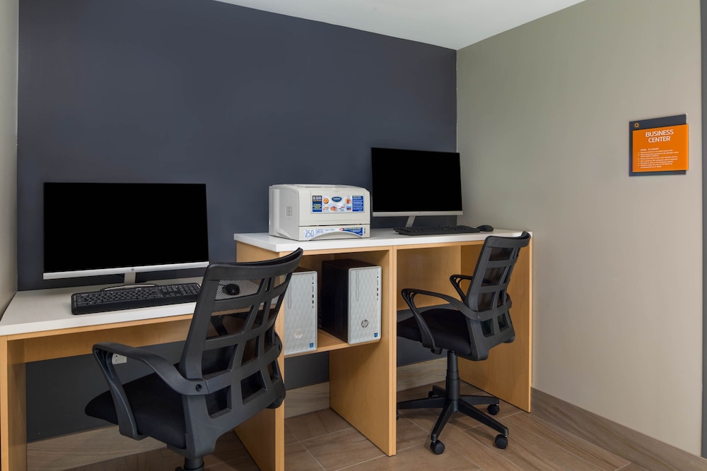 La Quinta Inn and Suites by Wyndham Perry 24/32