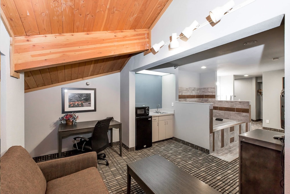 Baymont By Wyndham Pella 35/40