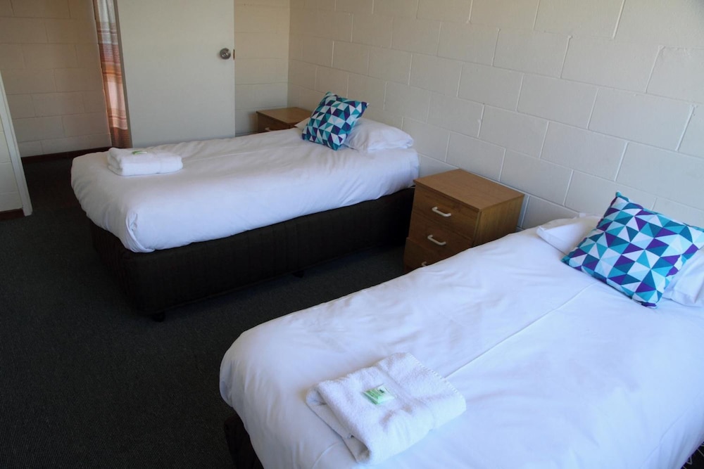 Plainsman Motel 22/63