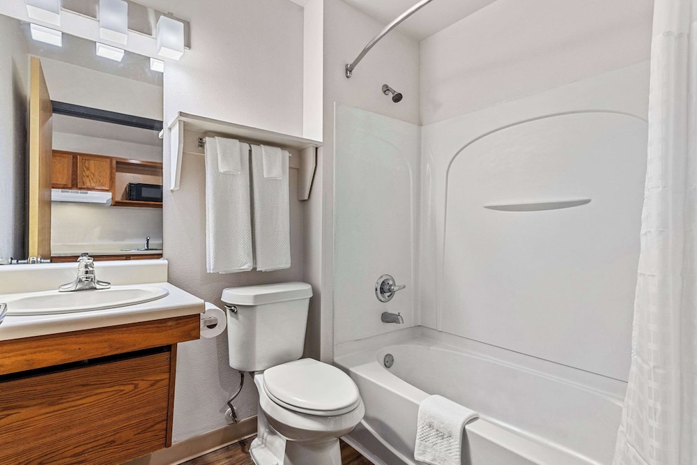 غرفة قياسية بسريرين مزدوجين، WoodSpring Suites Tulsa 7/8