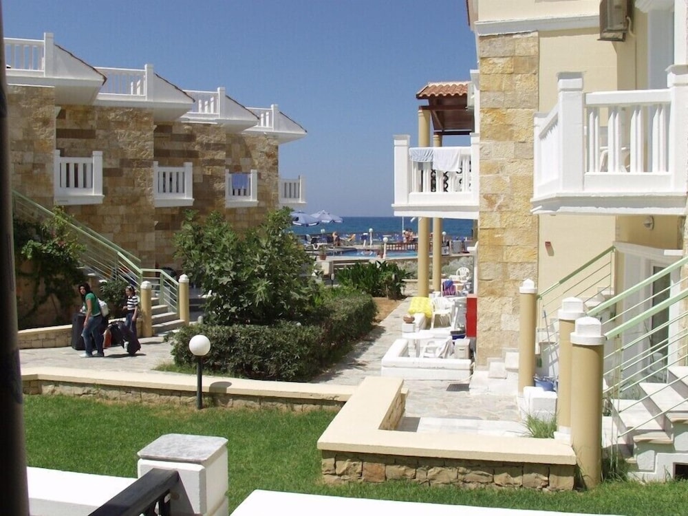 Jo-An Beach Hotel 81/93