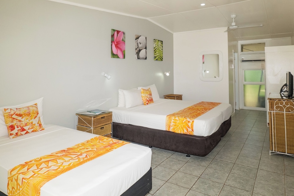ROOM, POOL SIDE