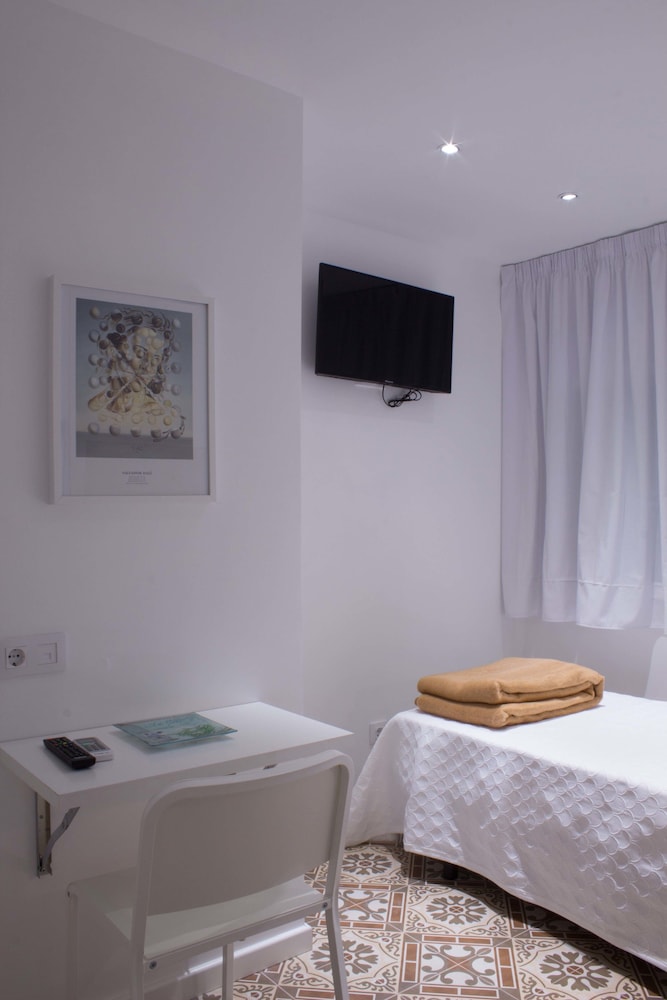 Hostal Nova 24/64