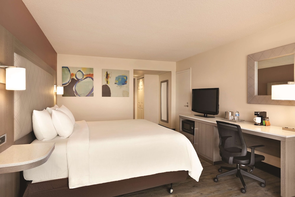 Radisson Hotel Lenexa Overland Park 24/54