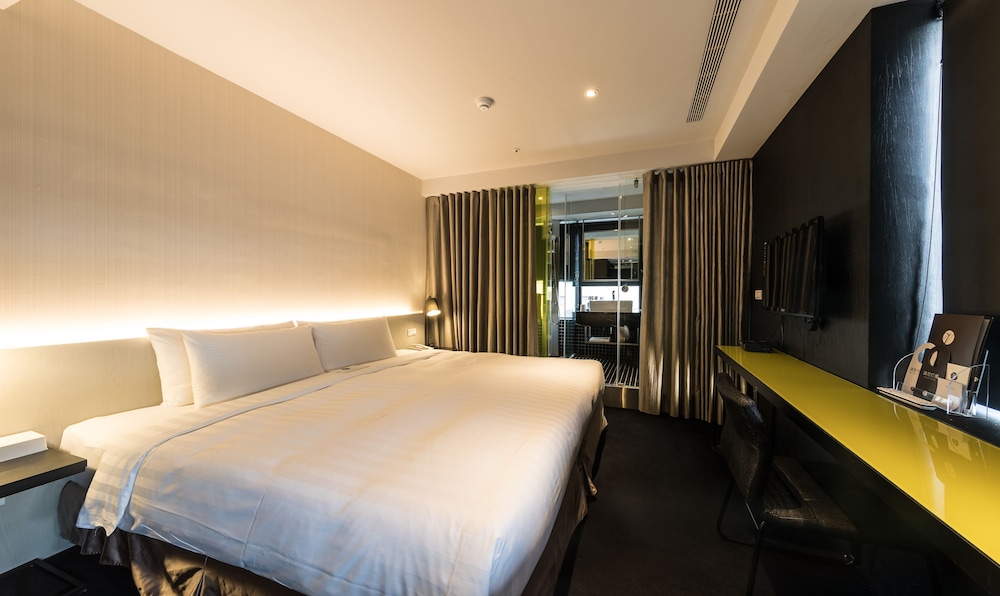 DELUXE, DOUBLE BED