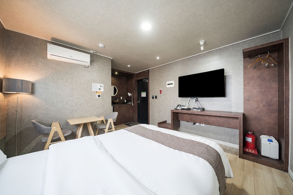 Malu Hotel 11/72