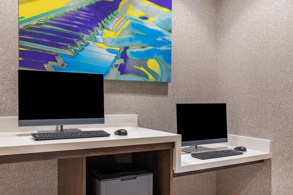 La Quinta Inn & Suites by Wyndham Kansas City Beacon Hill 42/44