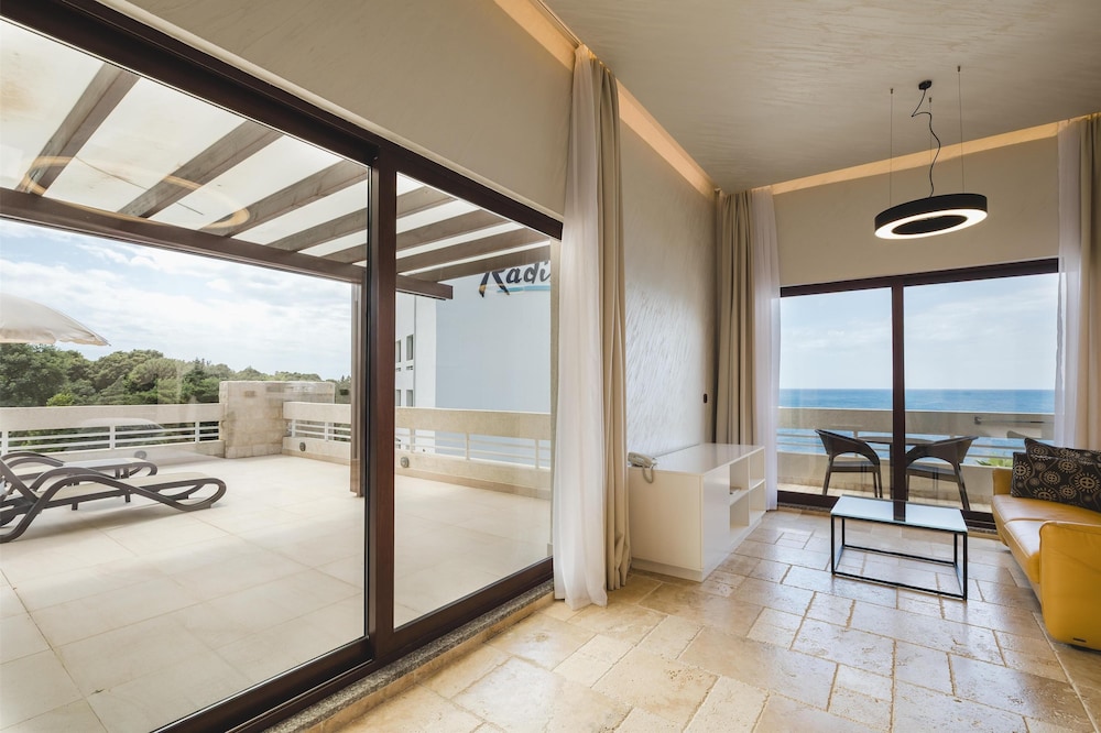 جناح بسرير كينج بإطلالة على البحر بجاكوزي، Radisson Resort Ruza Vjetrova 6/10