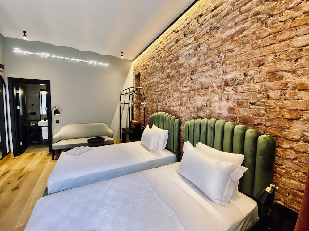 SUPERIOR, TWIN BEDS, STREET VIEW