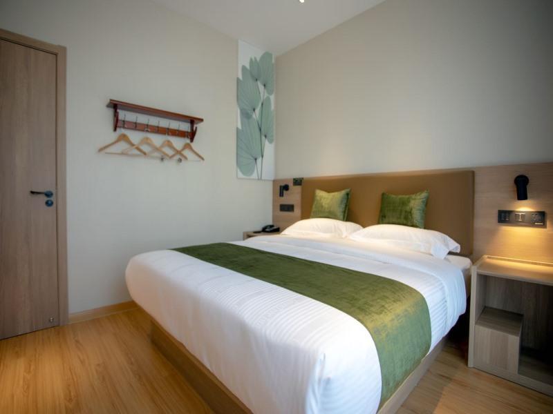 GreenTree Inn Express Shanghai Pudong Lingang New City Yunhan Road 5/17