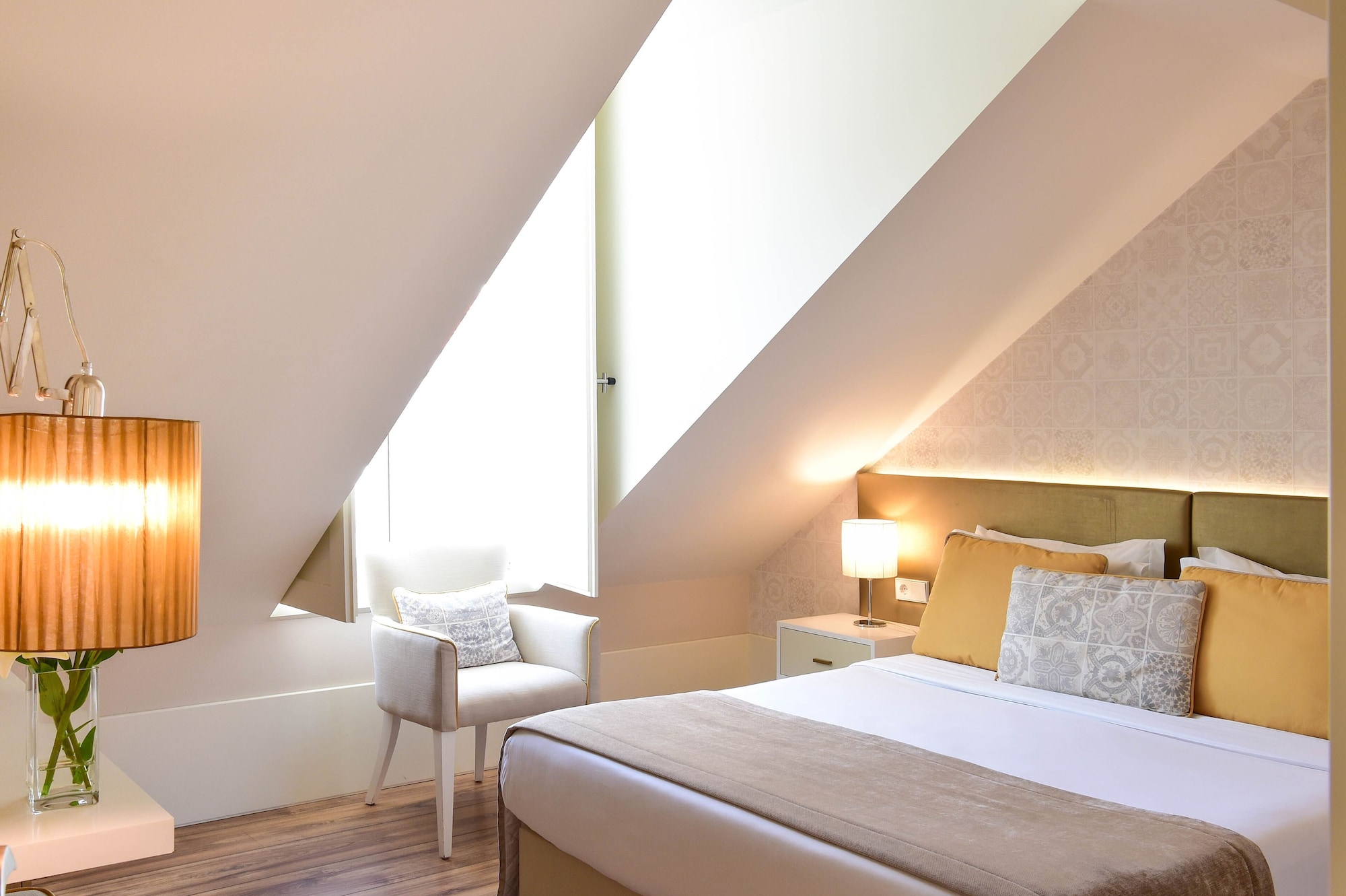 ROOM, DOUBLE BED
