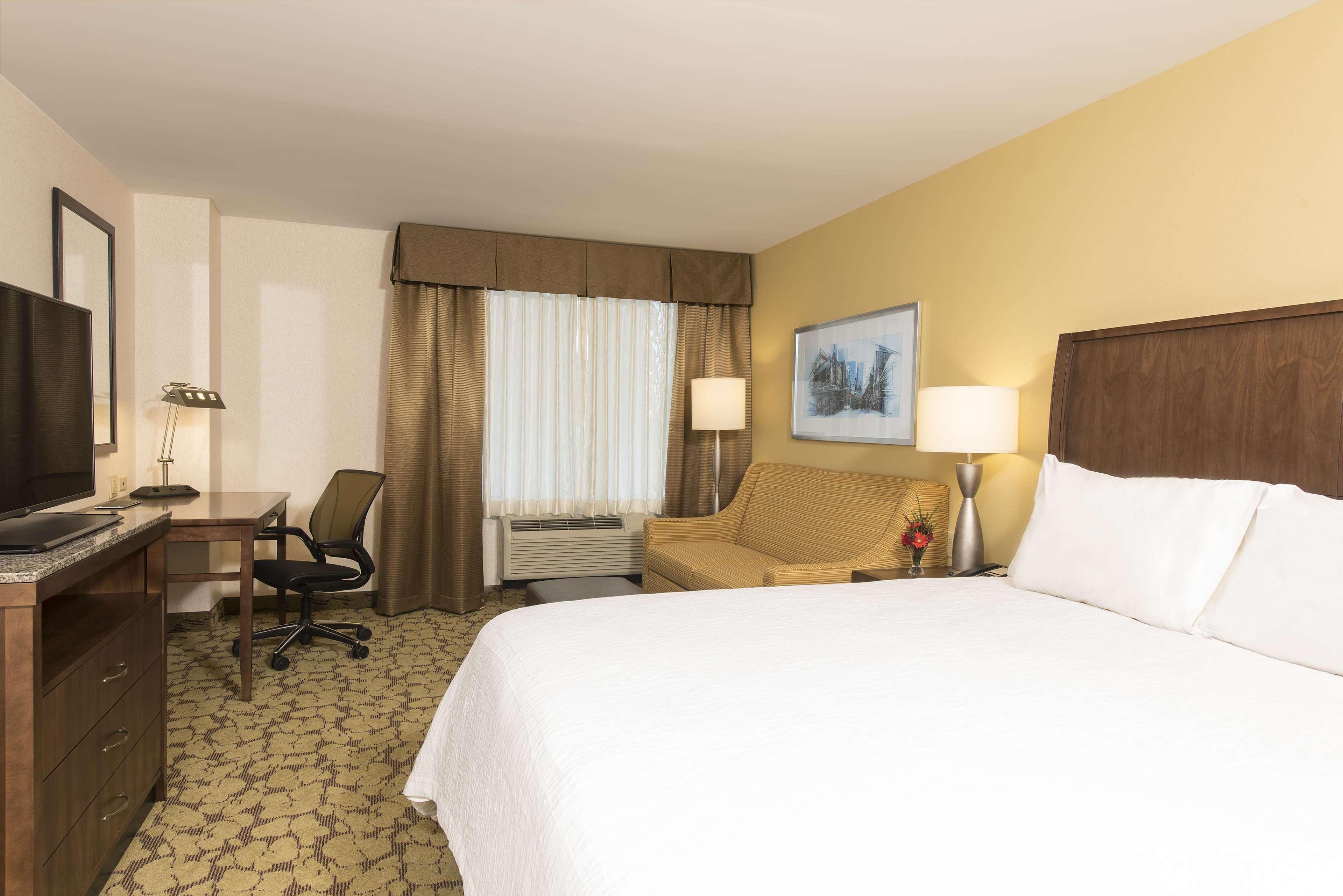 ROOM, KING BED, SOFA, CORNER