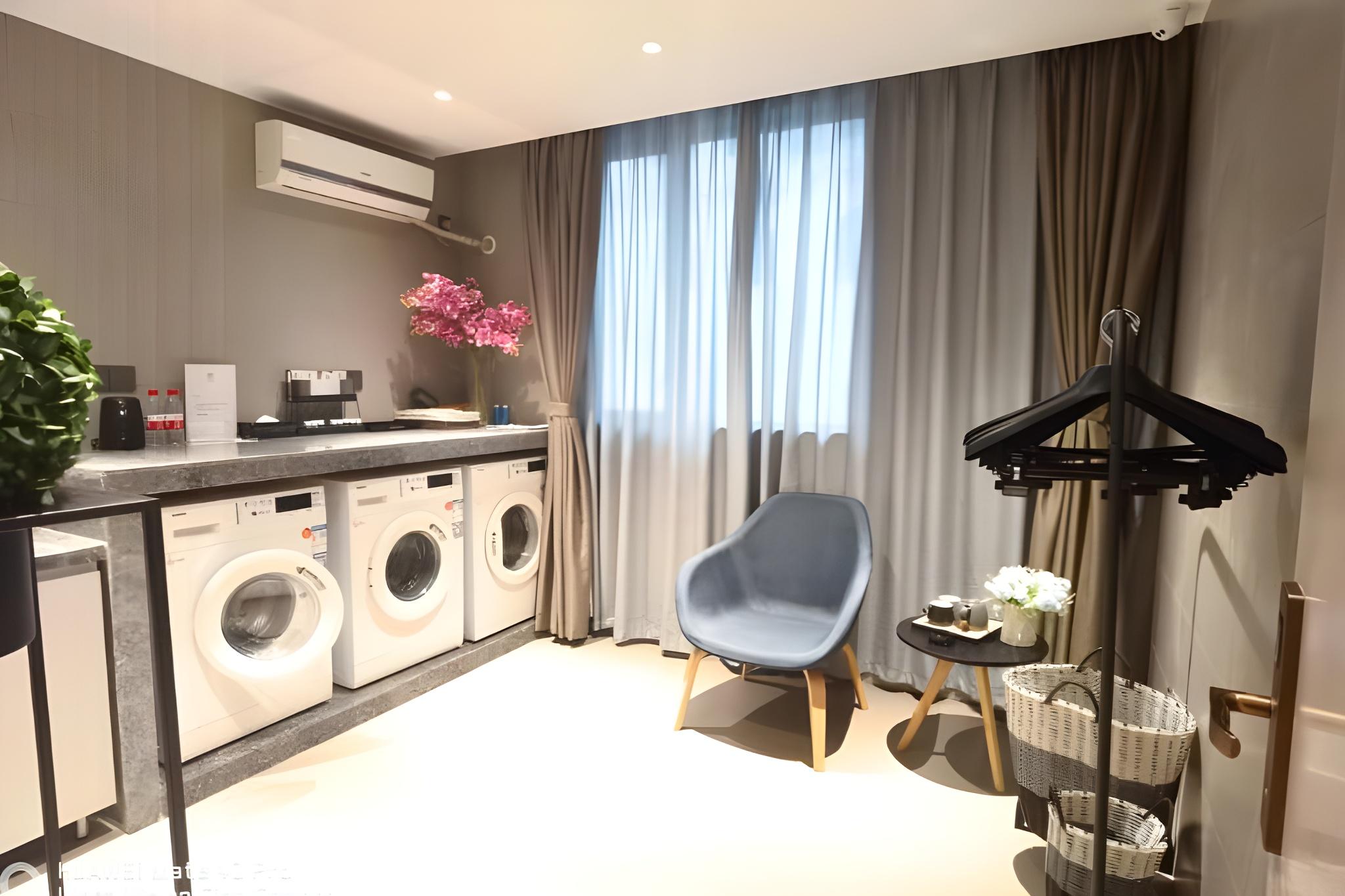 Home inn Selected (Huzhou Hongqi Road,Yishang Street) 49/55