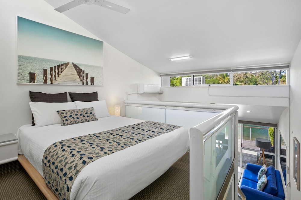 SUPERIOR, APARTMENT, WATER FRONT