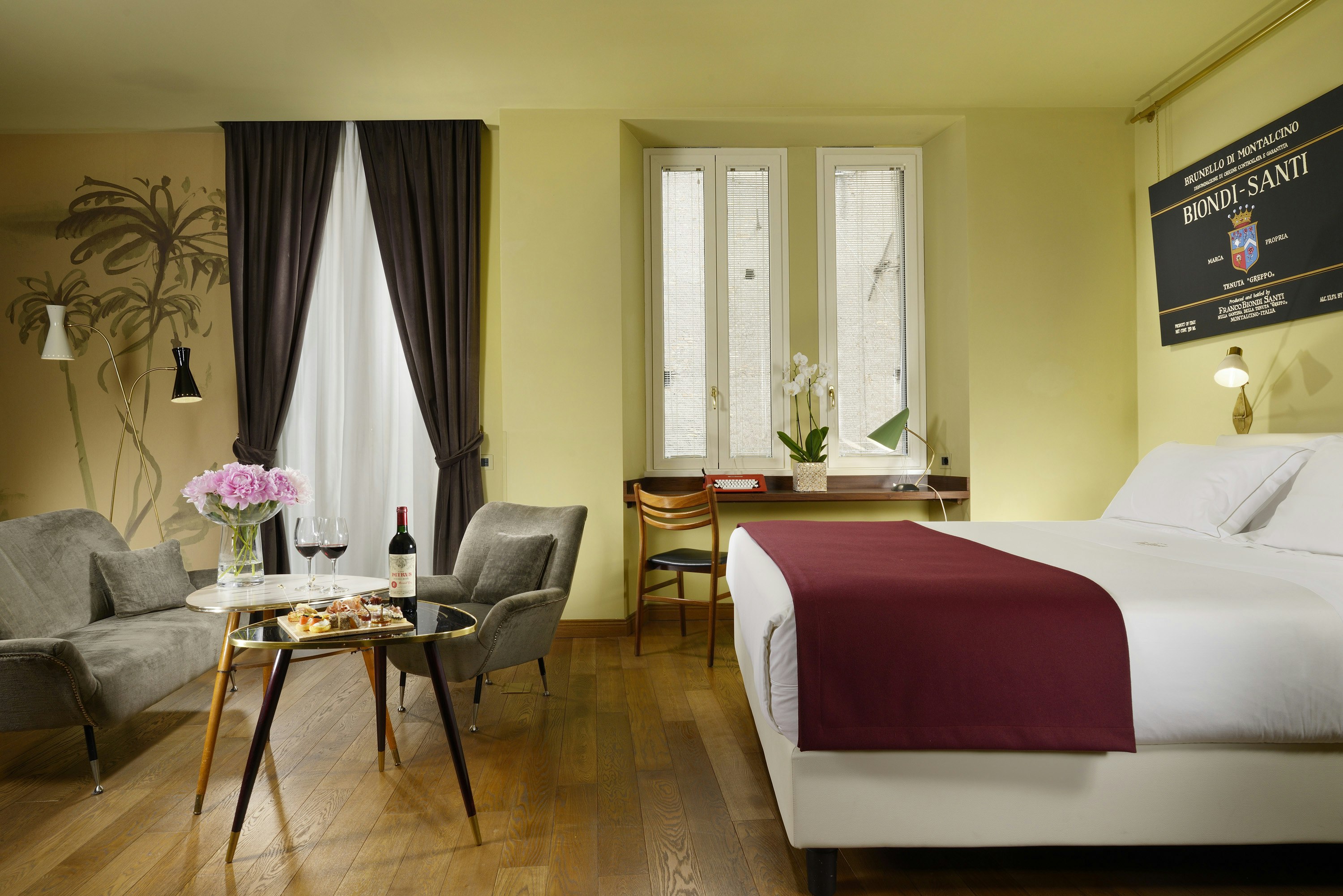 suite, balcony