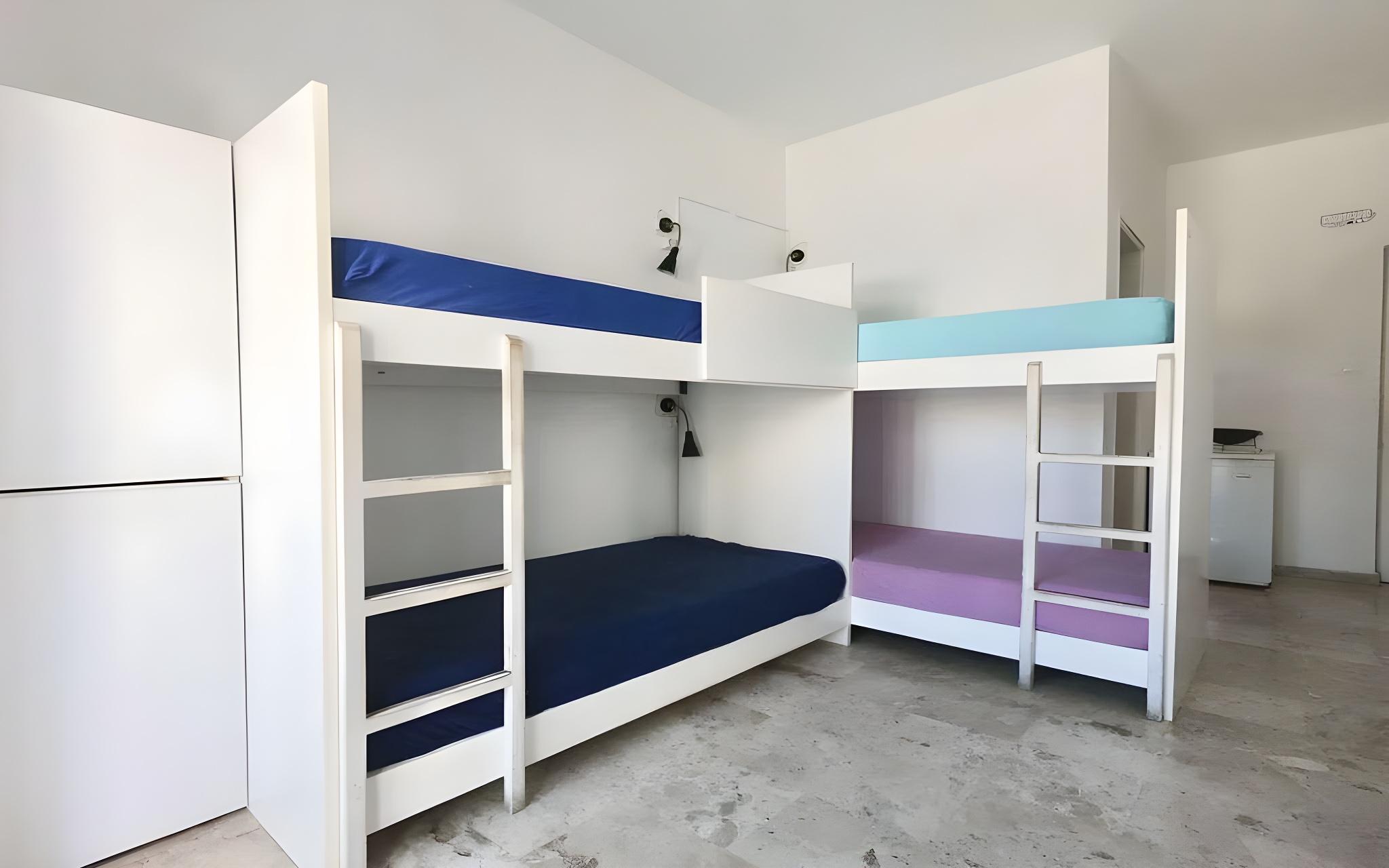 Fira Backpackers Place 2/15